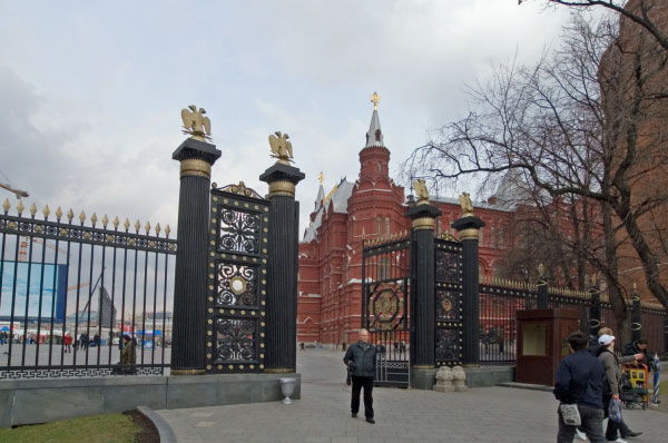 Moskau-Gate at Corner Arsenal Tower-2006-b